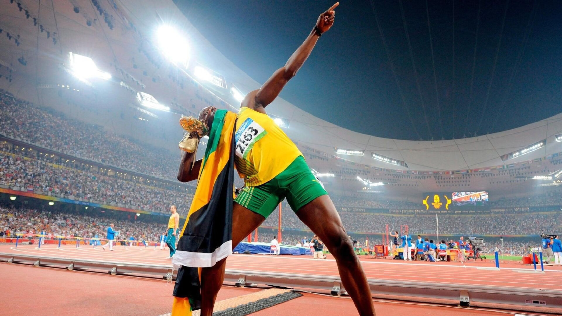 《赛事道具与周边：电竞粉丝的收藏狂潮》，电竞周边产品礼盒