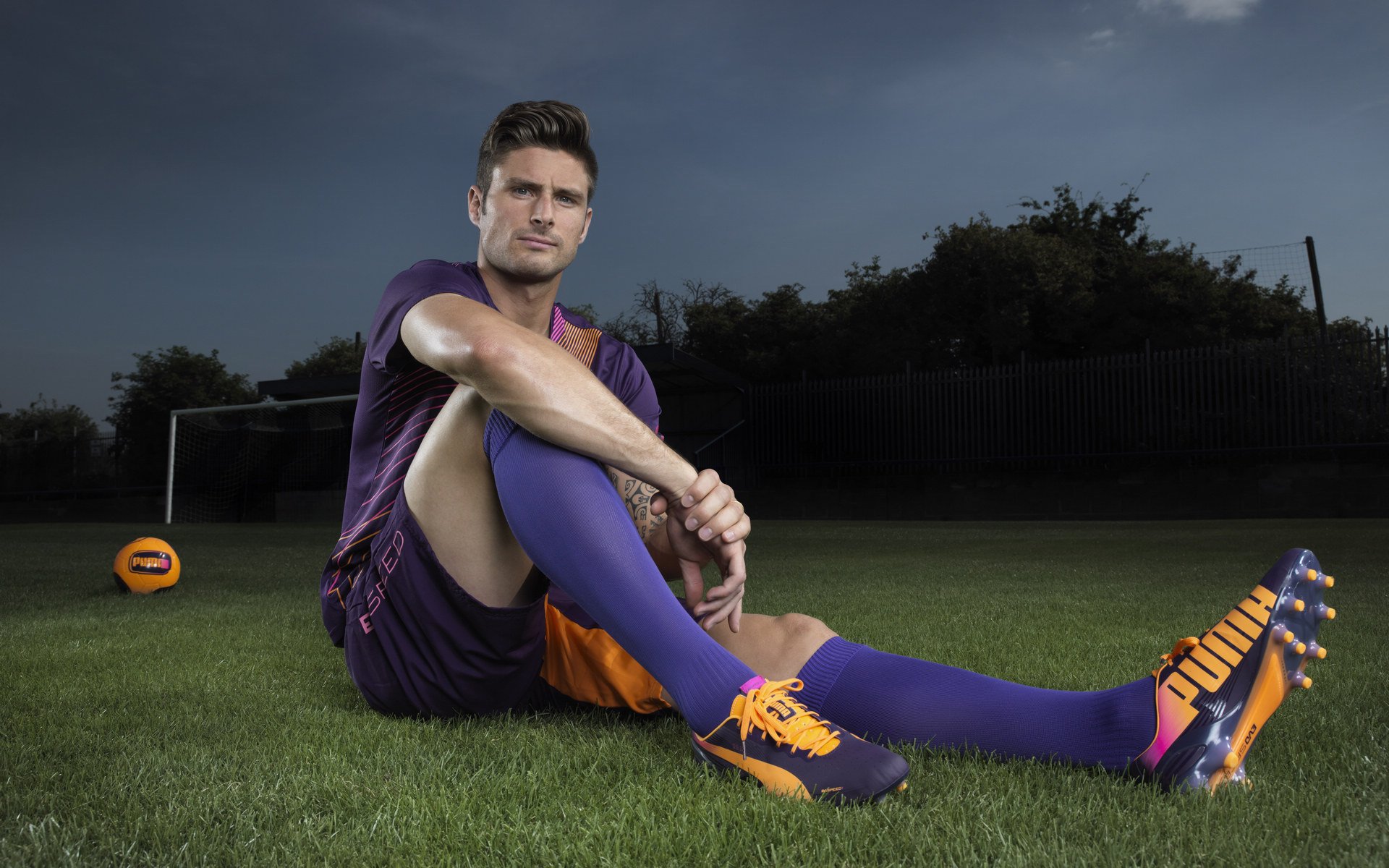 哈维·西蒙斯转会至巴黎圣日耳曼，哈维梅西