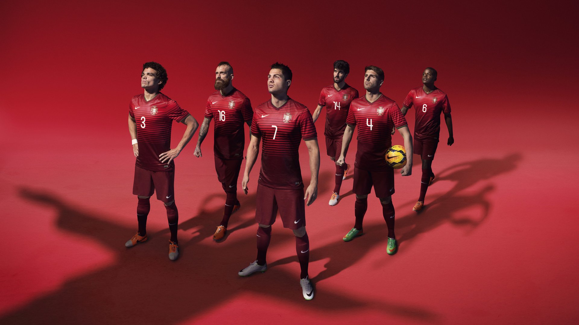 清水彰人和江村美咲担任日本代表团开幕式旗手。，清水美奈扎着两个辫子